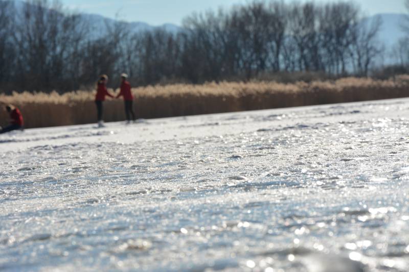 Schlittschuhläufer auf zugefrorenem See