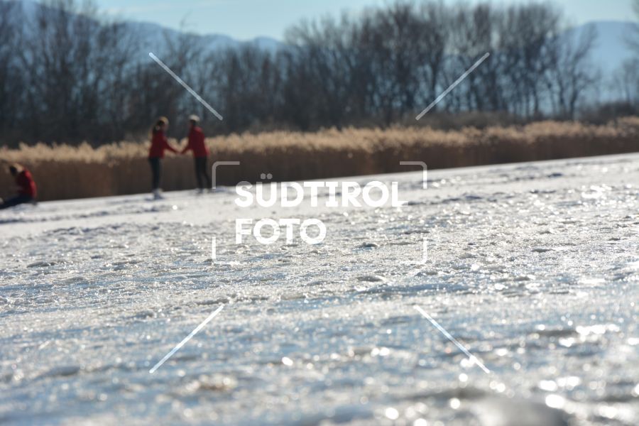 Schlittschuhläufer auf zugefrorenem See