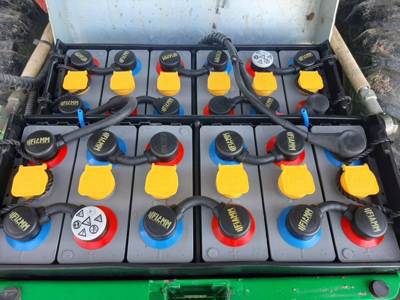 Elektrobatterie in Hebebühne für Obstbau