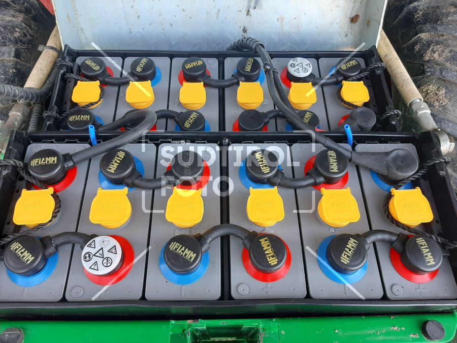 Elektrobatterie in Hebebühne für Obstbau